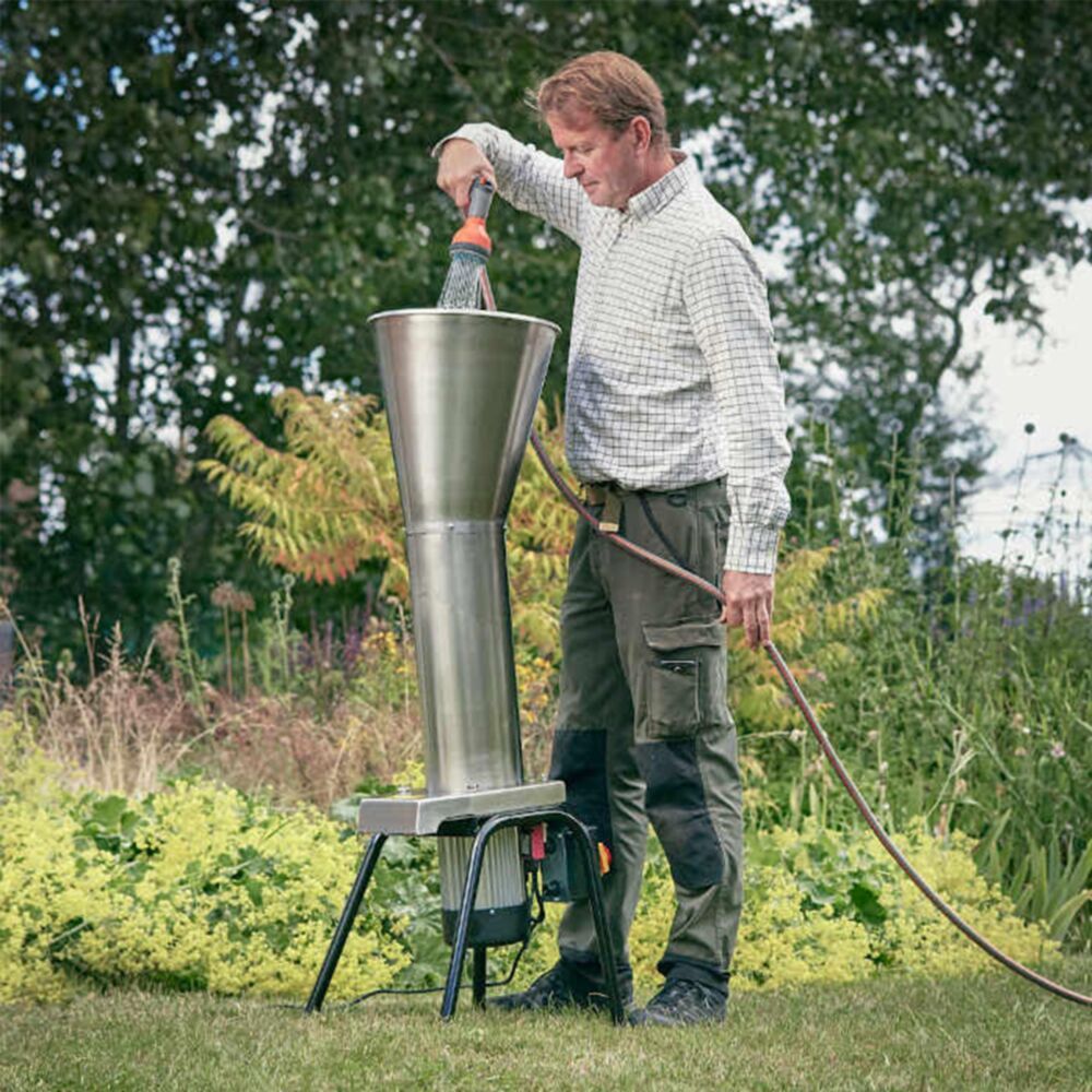 Electric fruit crucher - Sustainable lifestyle